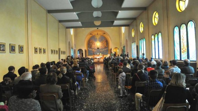 Il cappellano dei francesi di Milano:  «Siamo tutti fratelli, la pace è possibile»