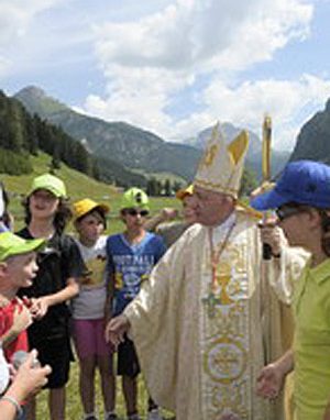 Il Card. Tettamanzi visita i campeggi in Valle d’Aosta