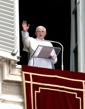 Dalla diocesi unanimi manifestazioni di solidarietà GLI AMBROSIANI VICINI AL PAPA