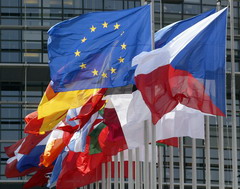 UE-ENLARGE-PARLIAMENT-CEREMONY-FLAG