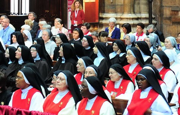 Voti per cinque suore, <br>a Milano una Chiesa viva