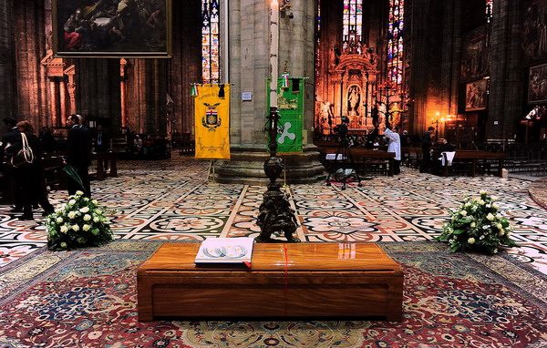 Riposa in Duomo all’altare del Crocifisso di San Carlo