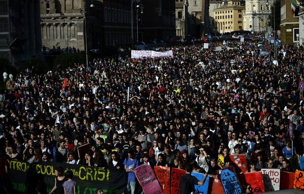 Protesta in piazza, <br>non chiudere gli occhi