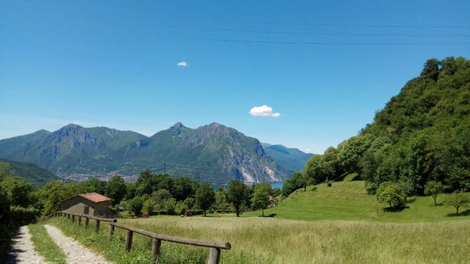 Tra lago e monti. Passi in cerca di bellezza