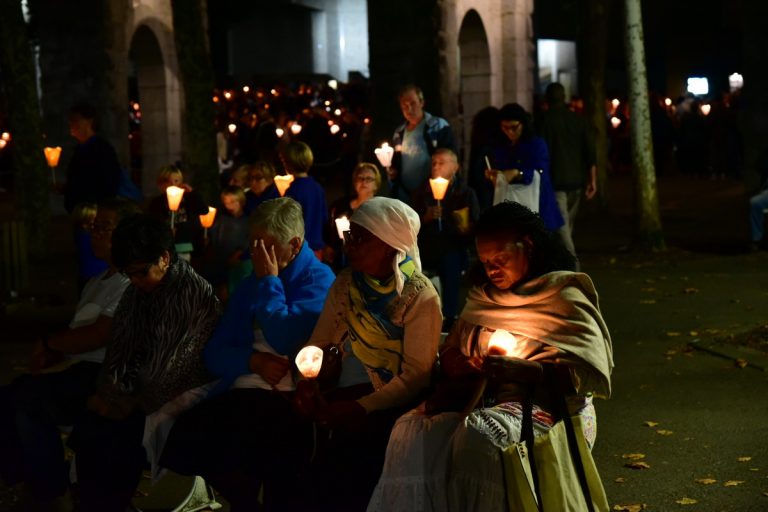 Una processione "aux flambeaux" a Lourdes (©Foto Unitalsi)
