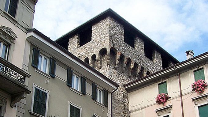 Lecco: alla Torre Viscontea la mostra “Santi della Porta accanto”