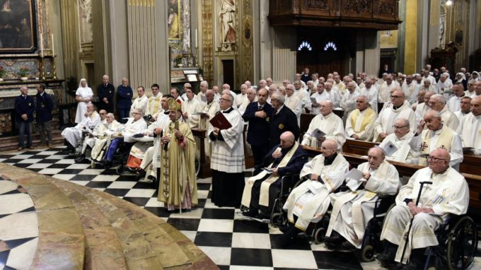 Ai preti anziani e malati il crocefisso di papa Francesco