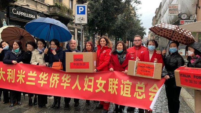 Dai cinesi di Milano guanti e tute protettive regalati al Sacco