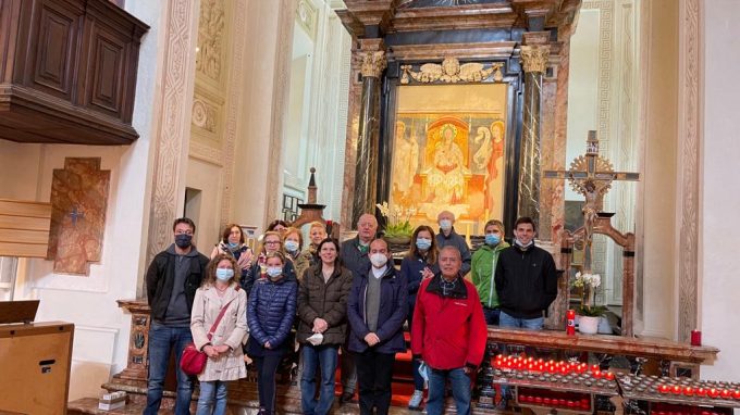 Pellegrini al santuario del Castelletto di Melano