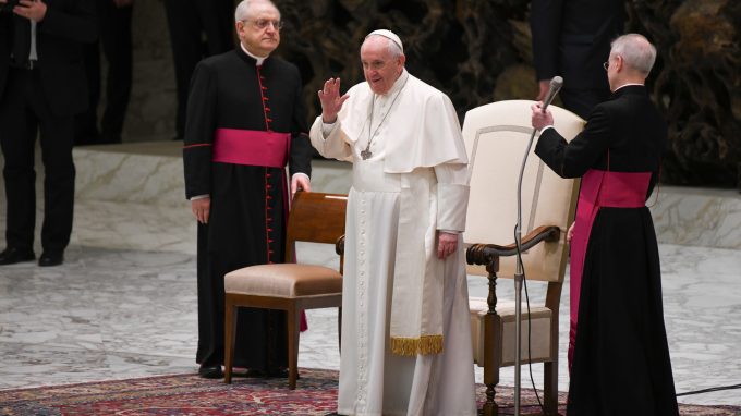 Papa Francesco: «Abbassiamo le spese di Natale e aiutiamo il popolo ucraino»