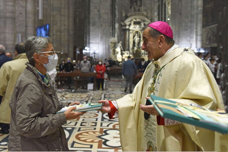 L'Arcivescovo conferisce il mandato ai rappresentanti dei Gruppi Barnaba durante la celebrazione in Duomo per la Festa della Dedicazione della Cattedrale (17 ottobre 2021)