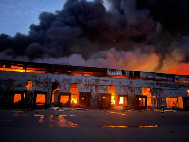 L'incendio che si è sviluppato in un magazzino di prodotti congelati a seguito dei bombardamenti su Kiev (foto Ansa / Sir)