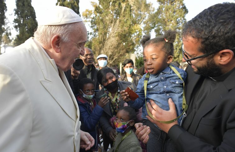 Il Papa a Malta con una piccola migrante (foto Vatican Media / Sir) 