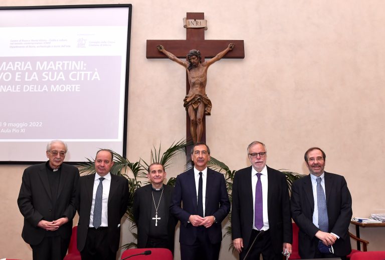 Da sinistra: monsignor Pierangelo Sequeri, Franco Anelli, monsignor Mario Delpini, Giuseppe Sala, Andrea Riccardi e Agostino Giovagnoli