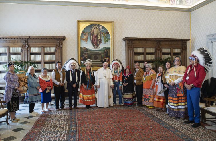 Papa Francesco con le delegazioni dei popoli nativi del Canada ricevute a Roma dal 28 marzo al 1° aprile (foto Vatican Media / Sir) 