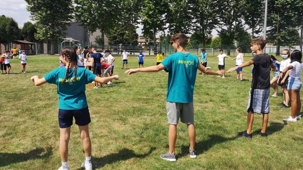 Animatori in piena azione durante un oratorio estivo