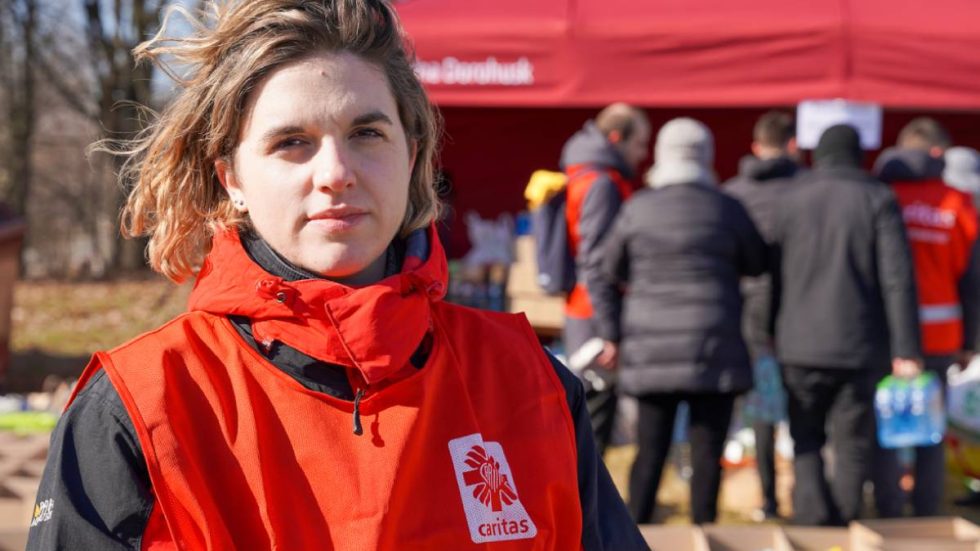 Un'operatrice Caritas in Ucraina