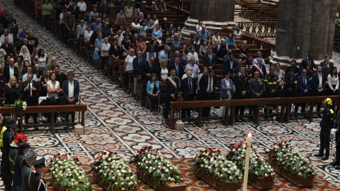 Milano – Duomo, Funerali celebrati dall’arcivescovo Mario Delpini dei morti nell’incendio della rsa Casa dei Coniugi.