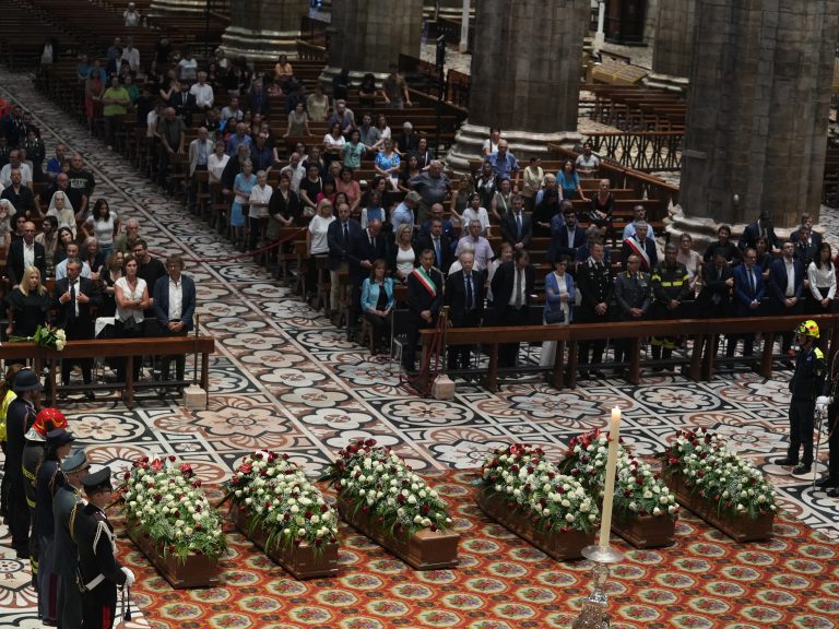 Un'immagine dei funerali in Duomo un anno fa