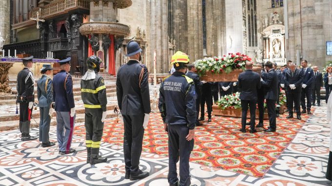 Milano – Duomo, Funerali celebrati dall’arcivescovo Mario Delpini dei morti nell’incendio della rsa Casa dei Coniugi.