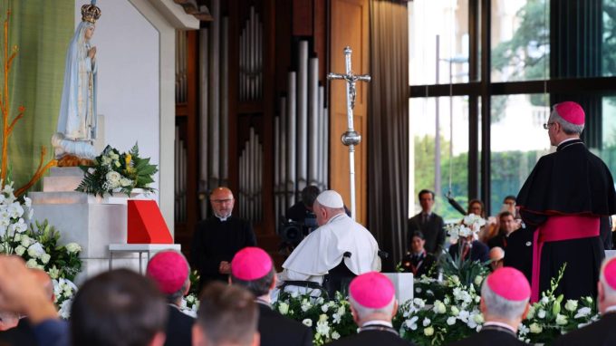 Papa Francesco a Fatima, un Rosario per la pace