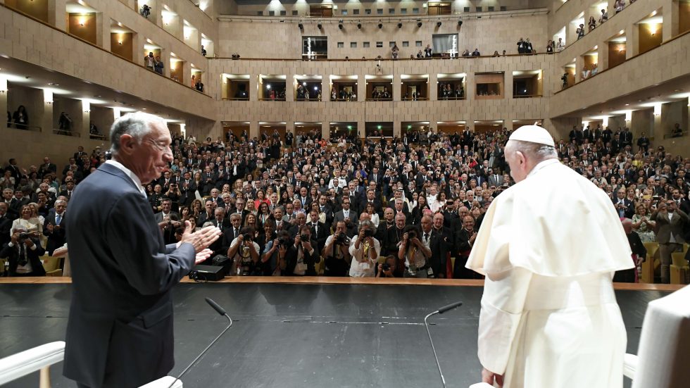 Il saluto delle autorità a papa Francesco (foto Vatican Media / Sir)