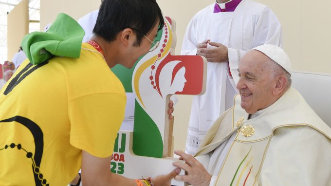 Papa Francesco di ritorno da Lisbona: «Per parlare ai giovani serve l’idea»