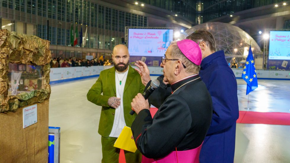 L'Arcivescovo benedice il presepe (foto Lombardia Notizie)