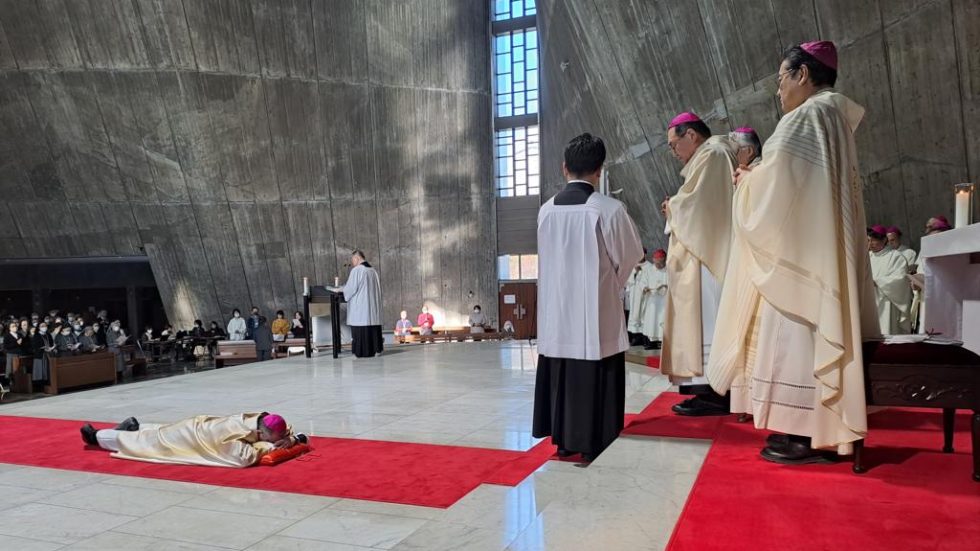 Un momento della cerimonia di consacrazione di Monsignor Andrea Lembo consacrazione 