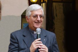 Monsignor Cesena parla ai politici a Erba