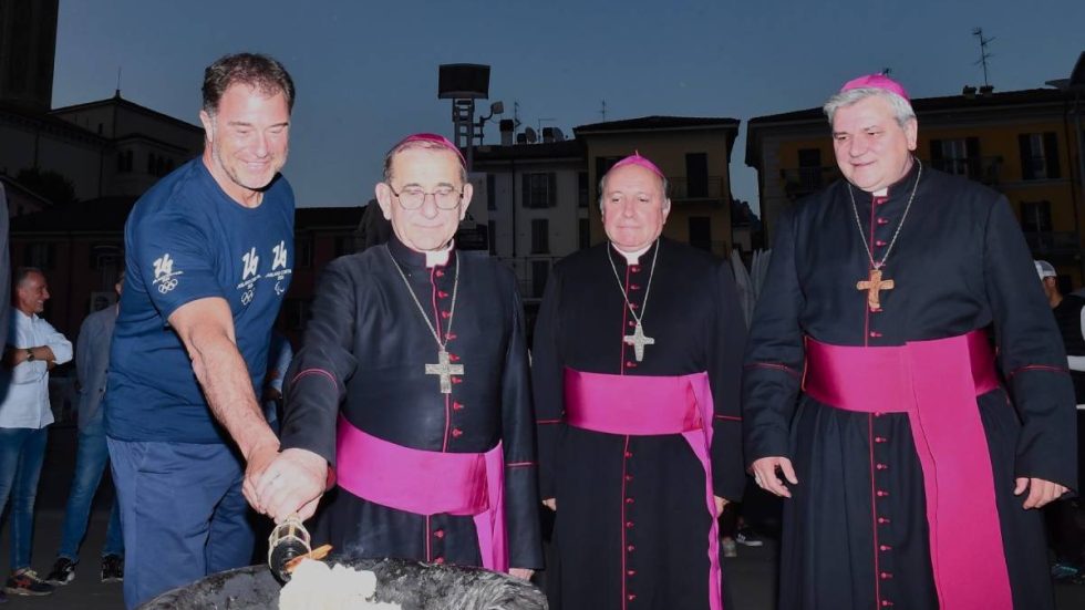 Al centro l'Arcivescovo e monsignor Vegezzi