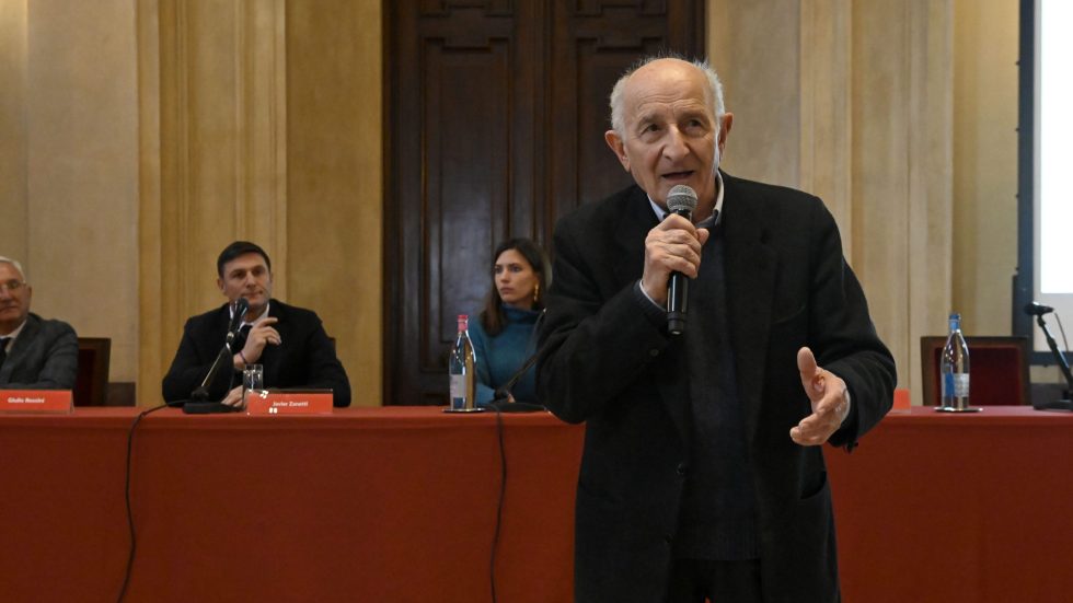 Don Gino Rigoldi prende la parola all'anniversario del progetto SportZone (Foto Comune di Milano)