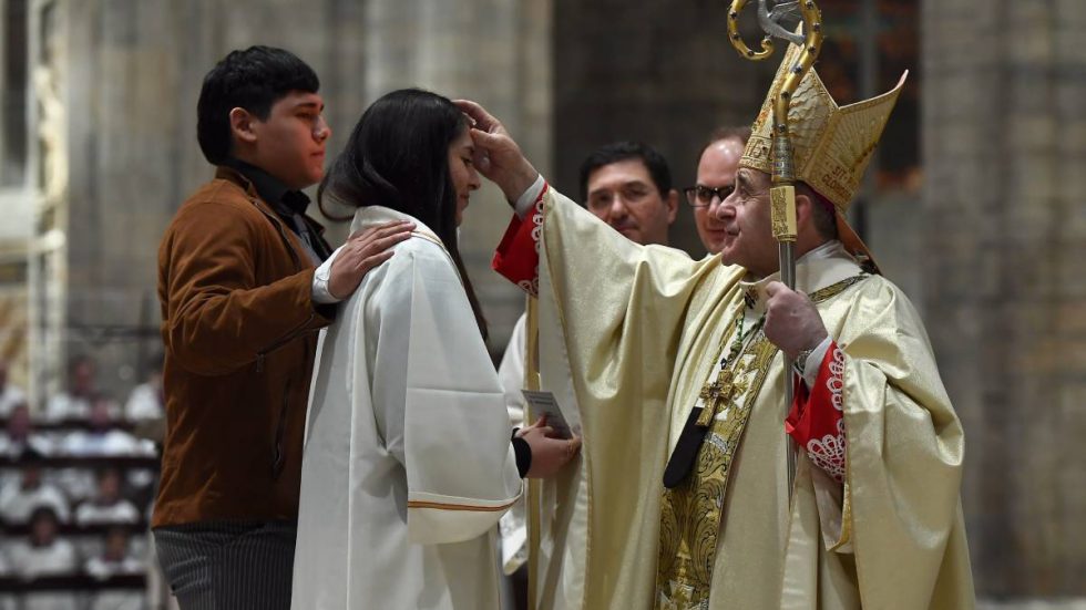 L'Arcivescovo e una catecumena nella Veglia di Pasqua dello scorso anno