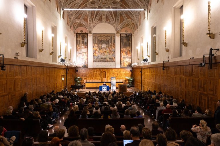 L'Aula magna gremita (foto Fb Università Cattolica)