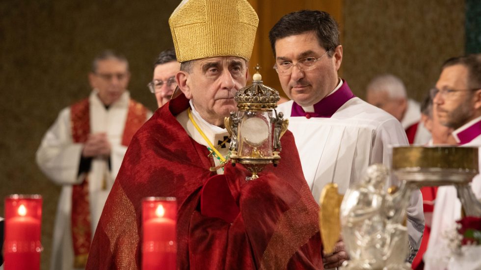 L'Arcivescovo con il Santissimo (Agenzia Fotogramma)