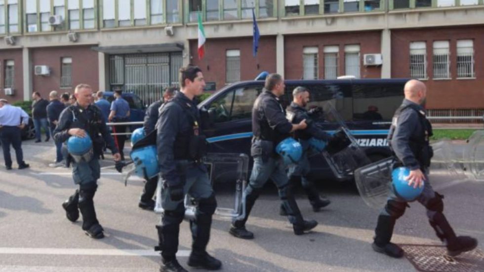 Agenti di Polizia davanti al carcere minorile Beccaria di Milano (Ansa / Sir)