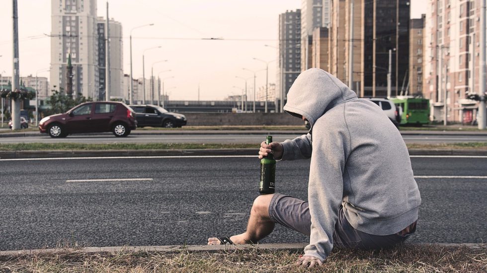 Milano, un nuovo talk: la dipendenza da alcol di chi vive in strada