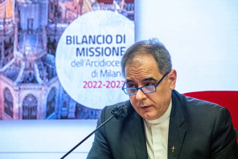 Monsignor Bruno Marinoni durante la presentazione del Bilancio di missione (Agenzia Fotogramma)