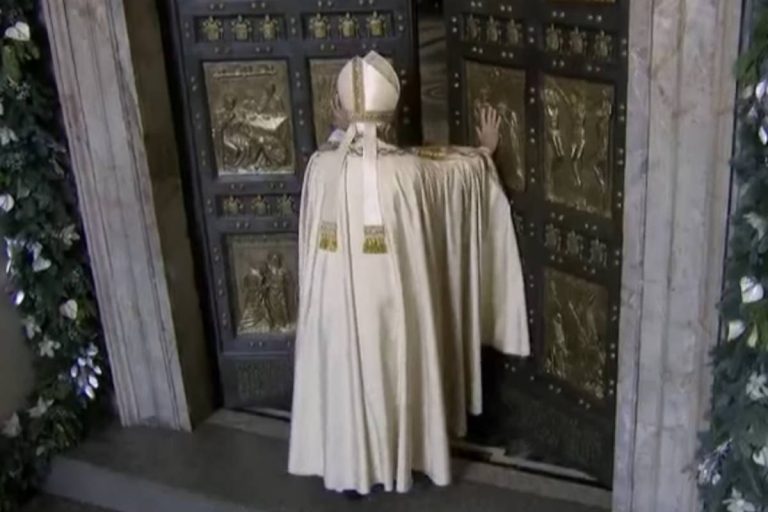 Papa Francesco apre la Porta Santa per il Giubileo della Misericordia