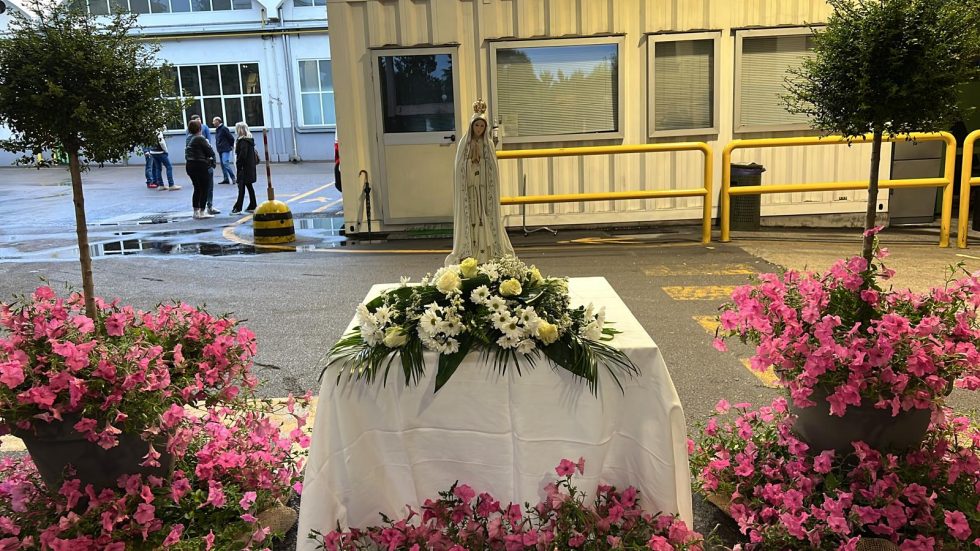 Un altare mariano allestito in fabbrica per la preghiera del Rosario 