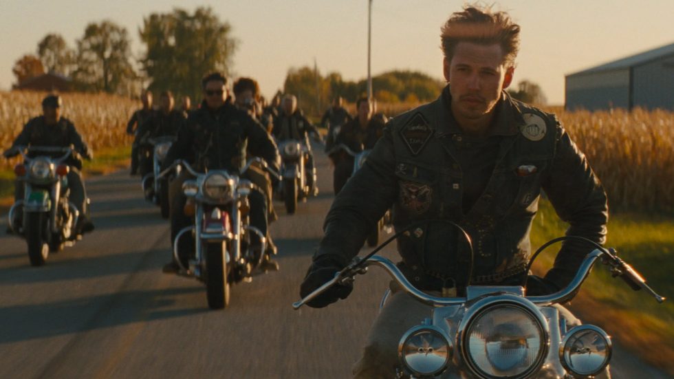 Una scena del film The Bikeriders