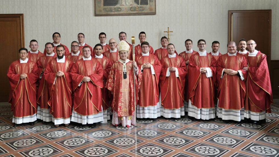 La foto di gruppo con l'Arcivescovo al termine della Messa (foto Andrea Cherchi)