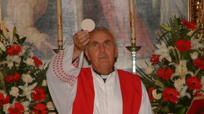 Don Antonio Colombo, da 60 anni prete dei due mondi