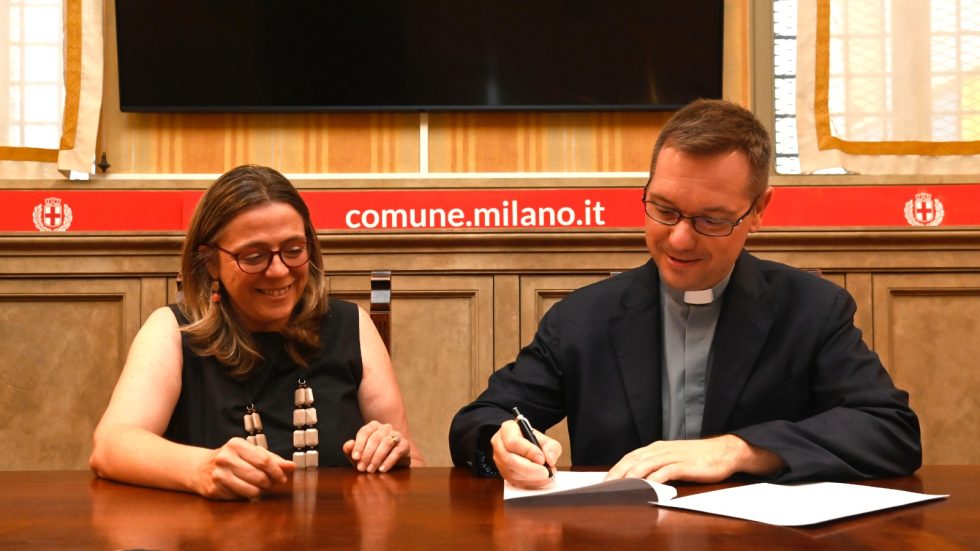 Don Stefano Guidi firma il Protocollo alla presenza del vicesindaco Anna Scavuzzo