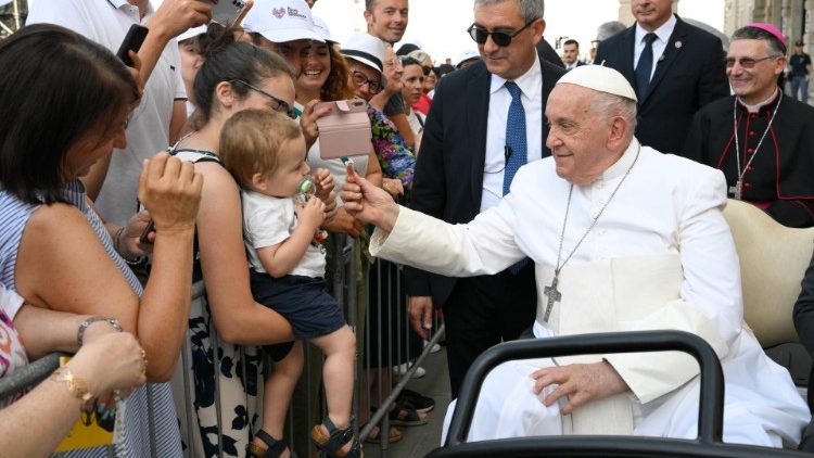 L'arrivo di papa Francesco in Piazza Unità d'Italia a Trieste