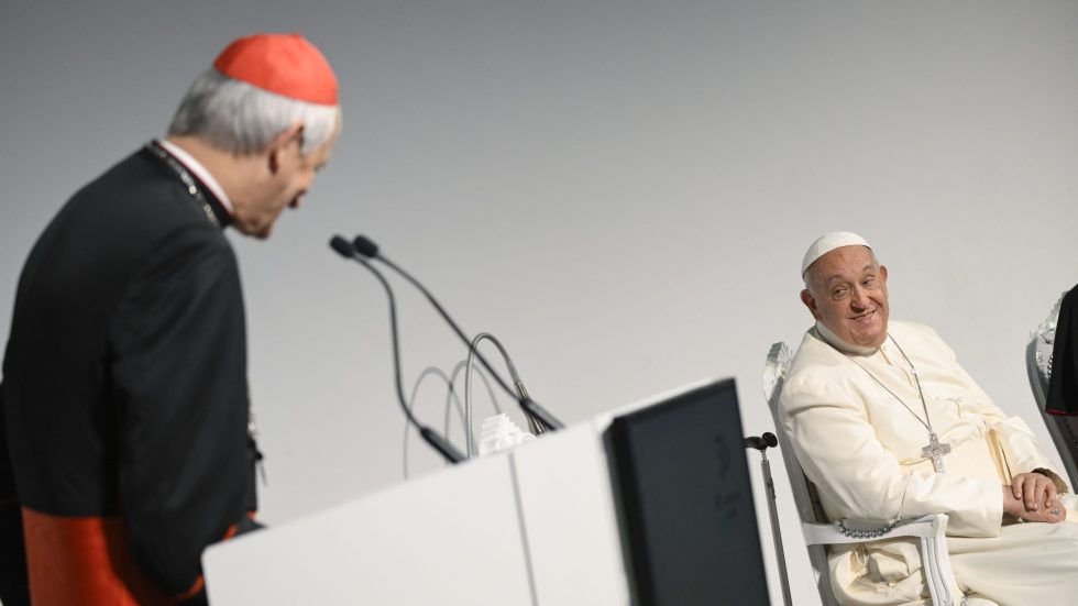 Il cardinale Zuppi si rivolge al Papa (foto Vatican Media / Sir)