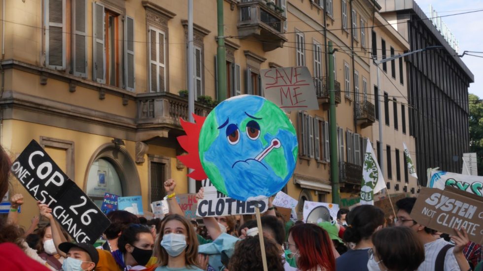 Giovani in corteo a Milano per l'emergenza climatica