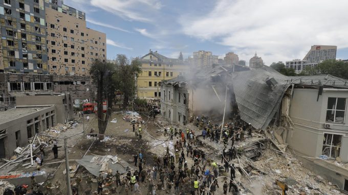 Kiev, un fiore come simbolo di resilienza