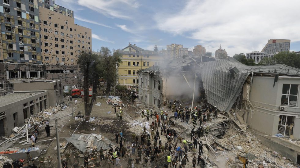 Kiev, l’ospedale Okhmatdyt danneggiato dai bombardamenti russi dell'8 luglio. Foto Ansa/Sir 