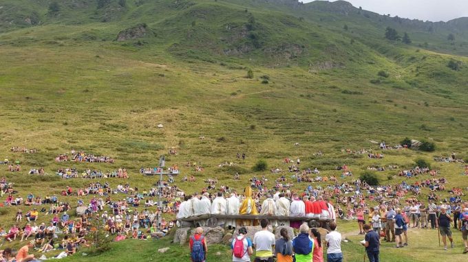 Delpini in Val Biandino con centinaia di fedeli per la Madonna della Neve